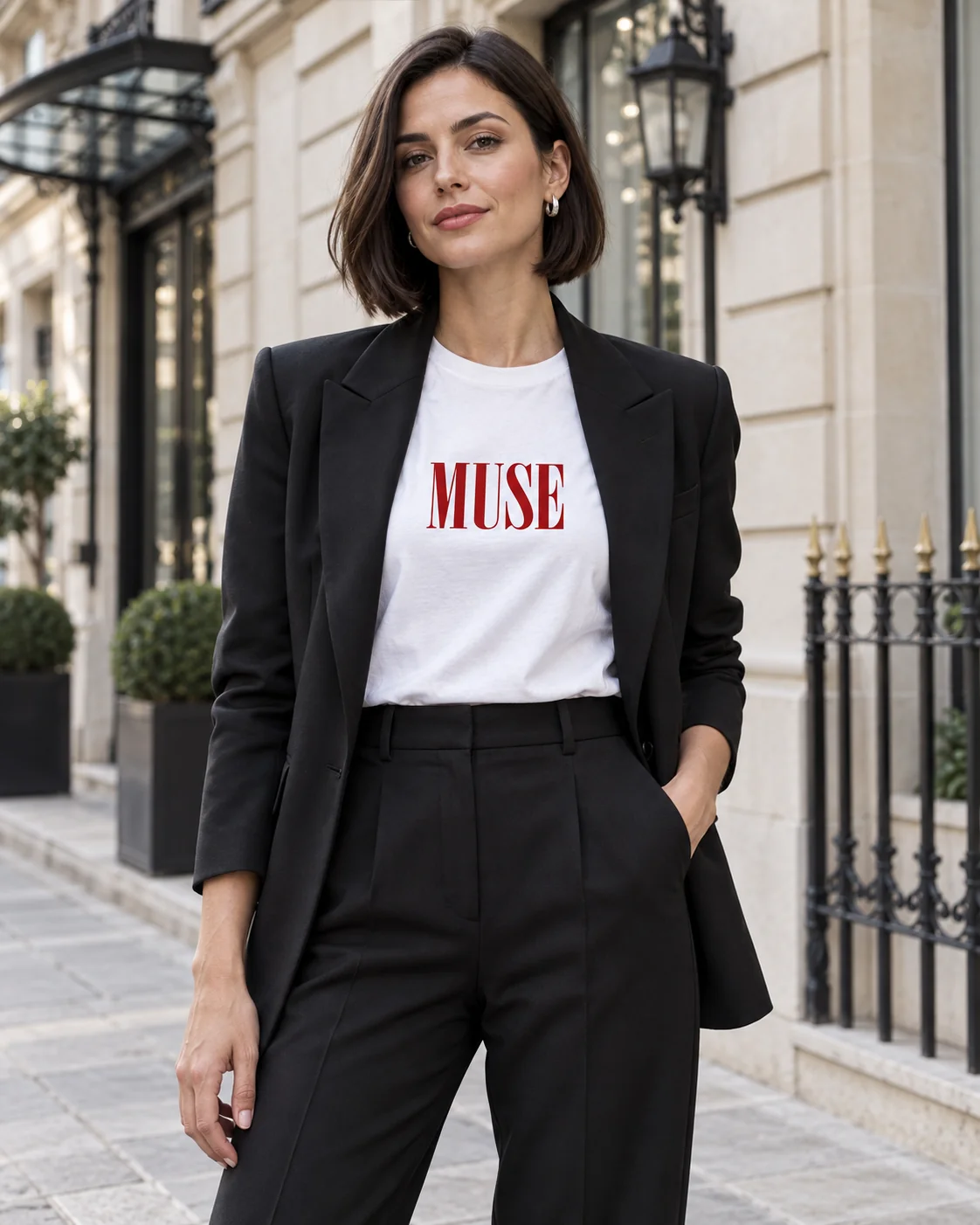 摩登女性黑色西装搭配红色 MUSE 文字印花 T 恤